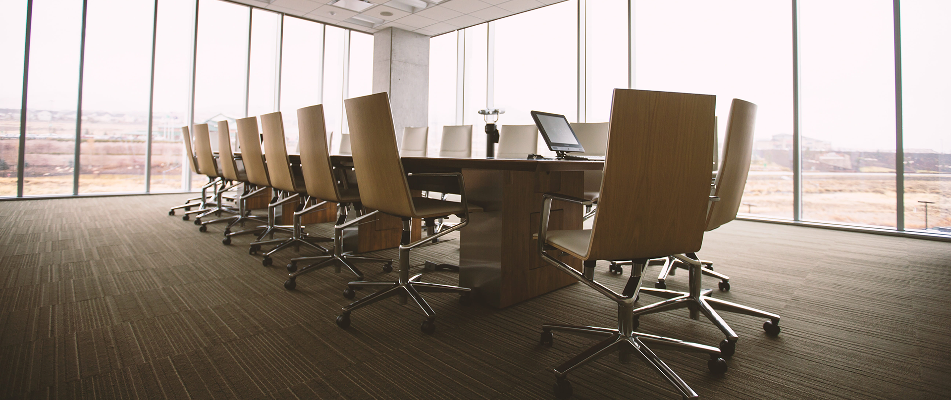 <small>DOMÁCNOSTÍ, KANCELÁŘÍ A KOMERČNÍCH PROSTOR</small>ÚKLID