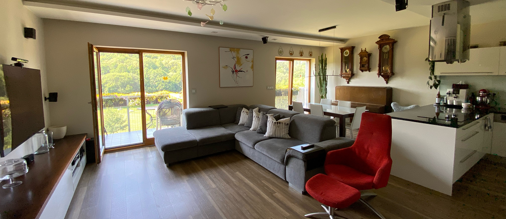 <small>PRAVIDELNÝ I JEDNORÁZOVÝ ÚKLID</small>V BRNĚ A OKOLÍ