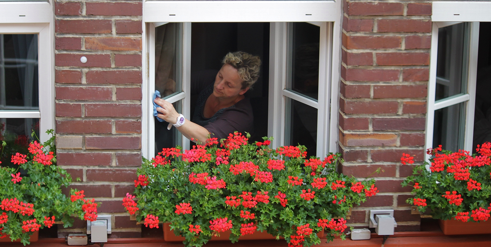 <small>V DOMÁCNOSTI I KOMERČNÍCH PROSTORECH</small>MYTÍ OKEN